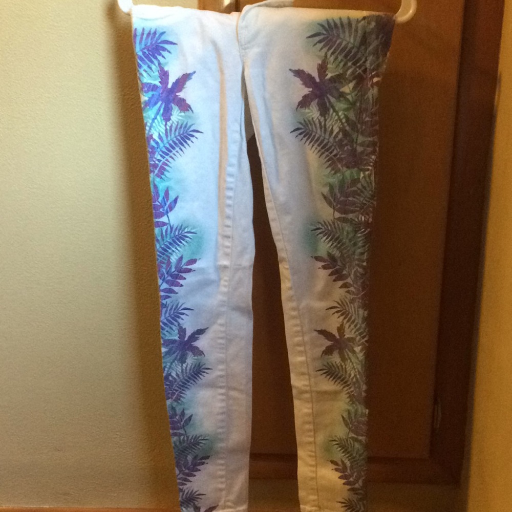 White jeans with design from Aeropostale